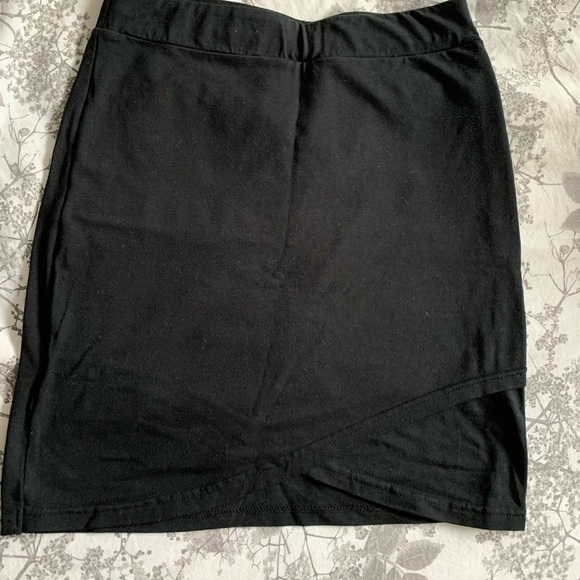 Aritzia Skirt - Picture 2 of 4